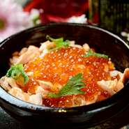 色とりどりの料理が並ぶコース料理は、少しずついろいろな料理を味わいたい欲張り女子にお誂え向き。個室も完備されているので、周りに気兼ねなくおしゃべりに花を咲かせられます。

