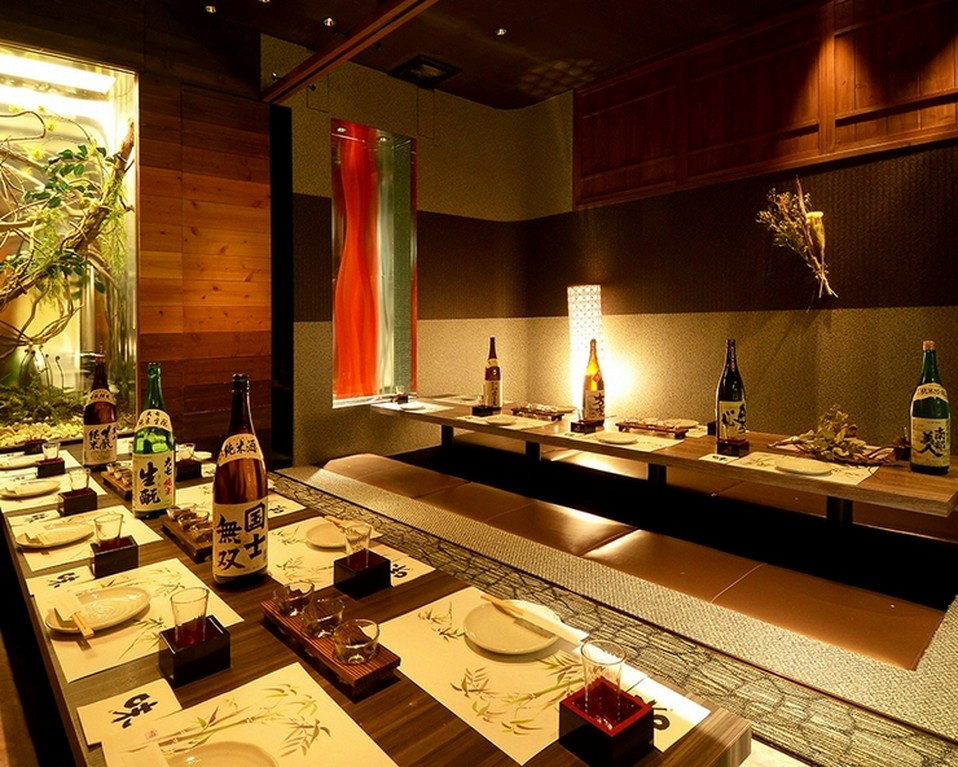 バリエーション豊富な料理を囲んで盛り上がる歓送迎会