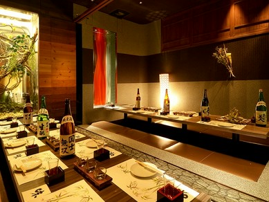 バリエーション豊富な料理を囲んで盛り上がる歓送迎会