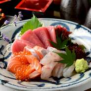 鮮度抜群のお刺身！本マグロもございます。旬の魚介を様々なルートで仕入れ。食材にも大変拘りをもっています。鮮度抜群のお刺身七種盛りもご用意しております。是非ご賞味下さい。