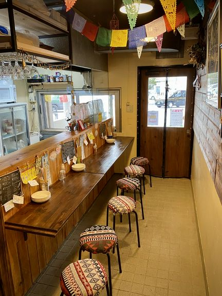 カウンターだけの小さな店内。