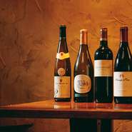 ワインは、グラスで常時4種類ずつ、ボトルは10種類以上を用意。カクテルや洋酒、焼酎など、どれもカジュアルなものから通好みな銘柄まで、種類豊富なお酒を取り揃えているのが魅力です。楽しみ方は自分次第。