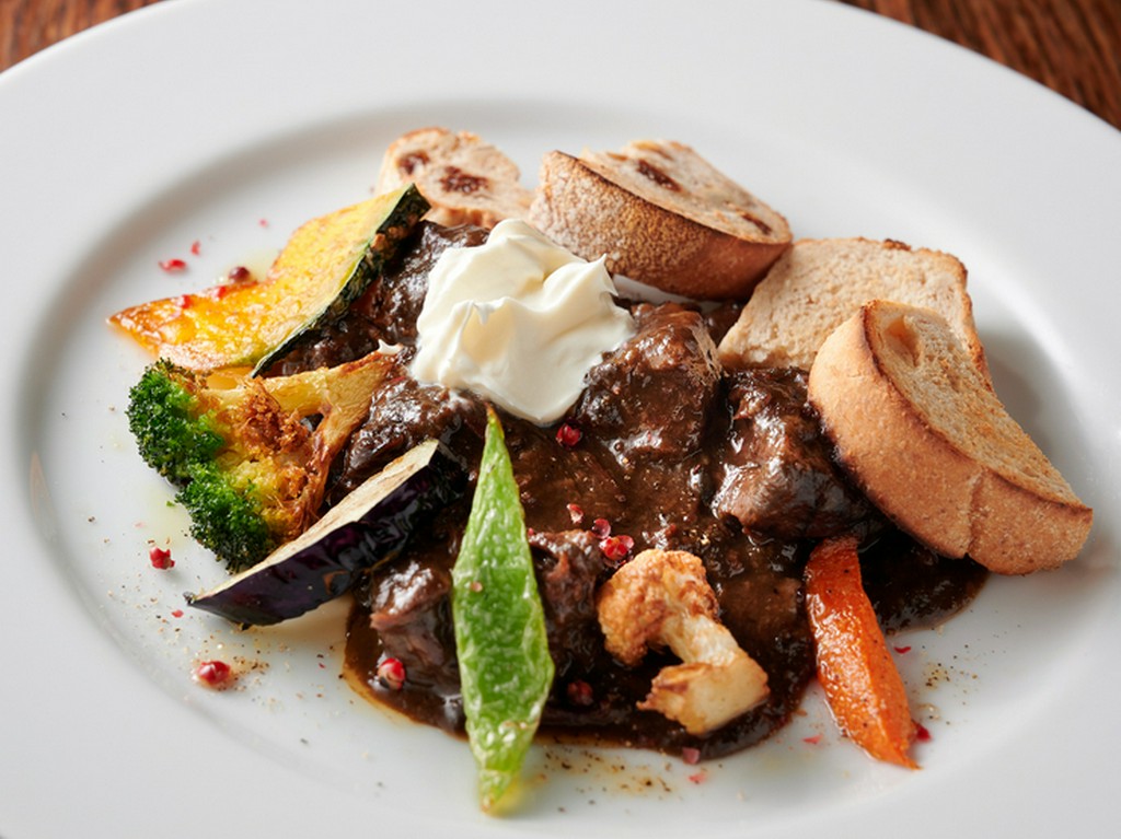 牛ホホ肉の黒ビール煮、ブラウンレッド添え