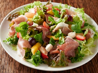華やかな一皿に気分が上がる『生ハムとフルーツのサラダ』