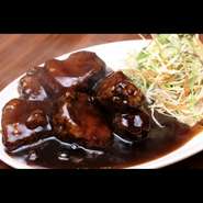 黒酢入り角煮は、じっくり煮込んだ豚の角煮を揚げて、衣をつけて特製の黒酢で炒めます。味はコクがあり、さっぱりしていて、とてもおいしいです！