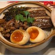 まかない丼は、新鮮な豚肉を景記秘伝のタレと一緒に煮込んだものを熱々のご飯にかけた庶民のパワーフードです。味玉、酸菜などを添え、混ぜて食べます。