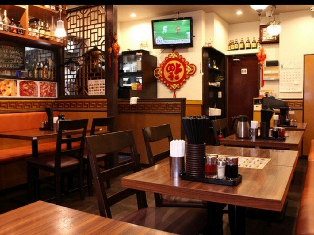 落ち着いたテーブル席でのお食事をお楽しみください