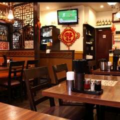 落ち着いたテーブル席でのお食事をお楽しみください