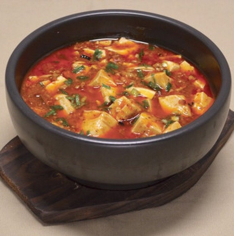 石鍋の器で熱々のマーボー豆腐を