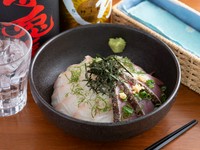 天草産の鯛を中心に、旬の鮮魚をふんだんに盛り込んだ贅沢な丼です。大鶴さん秘伝のレシピで一晩漬けたお魚は、天然の色を保ちつつもしっかり味が付いているのが不思議。ここならではの逸品です。