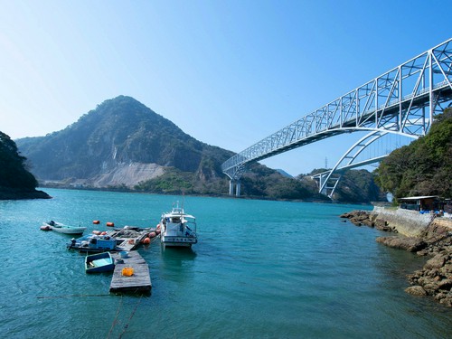 九州本土の三角半島と天草諸島を結ぶ「天草五橋」を臨む