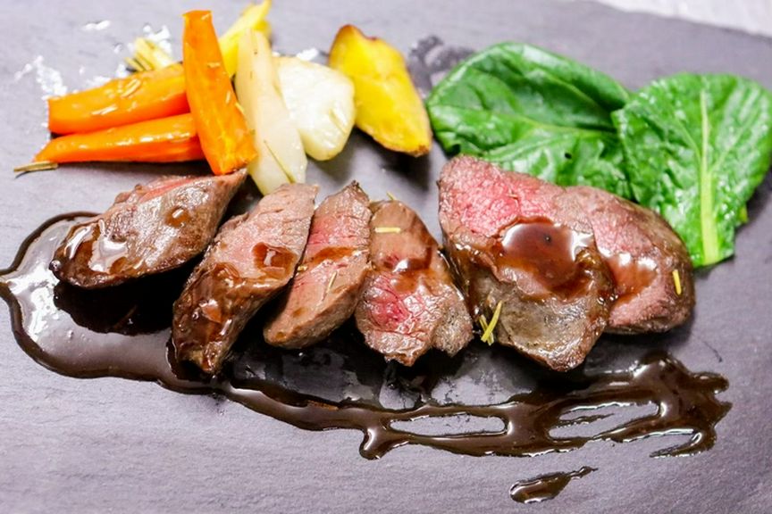 鹿肉のソテー　赤ワインソース