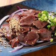 独自ルートで厳選した馬レバーが堪能できます。塩とごま油でシンプルに素材の味をお楽しみください。