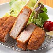 ガリシア栗豚に薄く衣を付けて揚げております。揚げた後に３～4分蒸すことで余分な油を落とし、お肉本来の旨味を閉じ込めた一品です。