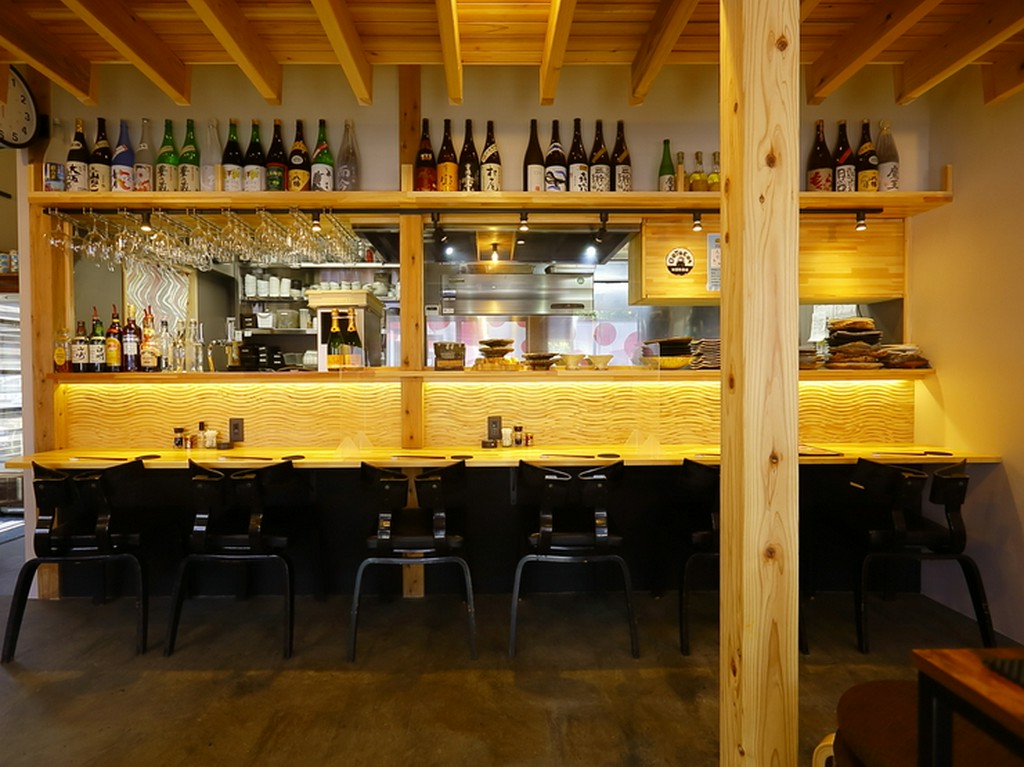 おひとり様やデートに。木のぬくもりを感じるカウンター席