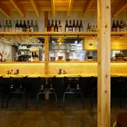 ポップな暖簾をくぐって店に入ると、清潔感あふれるスタイリッシュな空間が広がります。店舗1階にはカウンター席とテーブル席があり、一人でも気軽に利用できそう。お疲れ様の一杯を楽しみに足を運んでみては？