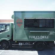 「TORA'S DELI」のロゴが印象的なキッチンカーは、【炙り串とら】の秘密兵器。スーパーやイベント会場の駐車場で、お店自慢の料理を提供しています。どこかで出合えたらラッキー、巡り合えない時はお店へどうぞ。