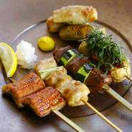 鹿児島県産・桜島どりをはじめとしたバラエティ豊かな串焼きは、素材ごとに備長炭とガスを使い分けるのがこだわり。その日の仕入れに合わせて“おまかせ”で提供される『5本盛り』は、待つ時間も楽しみな一皿です。