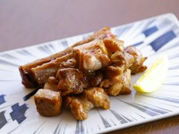 食べごたえ抜群の骨付き肉を数種類のスパイスに漬け込み、香ばしく焼き上げました。食べやすいよう一口サイズにカットしてくれるのは、石川さんならではの心配り。ビールのお供にぴったりな一品です。