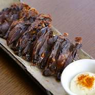 日本海で揚がったホタルイカを丁寧に下処理し、板状に重ねて干した北陸の珍味です。干すことで旨みが凝縮した逸品は、サッと炙ってより一層風味豊かに。噛むほどに味わい深く、ついついお酒が進みます。