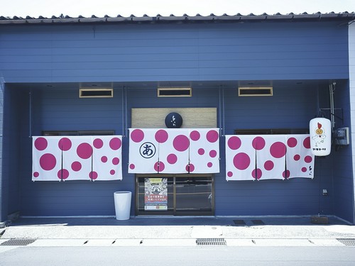 熊本市西区、白×ピンクのポップな暖簾が目印！