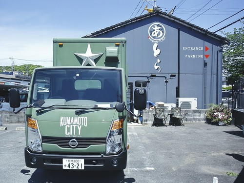 モスグリーンのキッチンカーでお店の味をお届け！