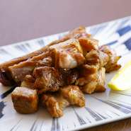 食べごたえ抜群の骨付き肉を数種類のスパイスに漬け込み、香ばしく焼き上げました。食べやすいよう一口サイズにカットしてくれるのは、石川さんならではの心配り。ビールのお供にぴったりな一品です。