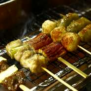 毎日市場に足を運び、自らの目で素材を選ぶ石川さん。食材ごとに備長炭とガスを使い分け、一番おいしい状態で提供してくれます。あっさりめのタレ・塩が選べますが、「おまかせ」でオーダーするのがオススメです。