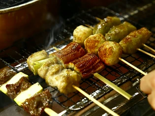 市場で仕入れる厳選素材をこだわりの『串焼き』に