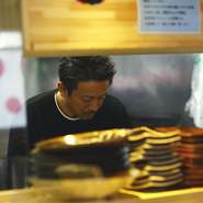 長きにわたって愛された創作料理店からやきとり酒場へ…。移転オープンは石川さんにとって新たなチャレンジ。厨房で腕を振るう傍らゲストへの声かけや挨拶を欠かさず、アットホームな雰囲気づくりを心がけます。