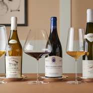 フランスを中心に、約200種類のワインを取り揃えています。イノベーティブな料理に合うものをシェフソムリエ・吉岡喜代志氏がセレクト。一皿ごとに美味しさと楽しさが広がるペアリングにも定評が。