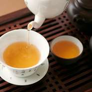 選りすぐりの中国茶は水出し、ブレンド、さらには上湯と合わせるといったアレンジをして、料理を引き立てるペアリングを用意しています。ノンアルコールでも楽しめる、料理とのマリアージュを提案します。