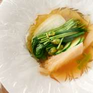 気仙沼産吉切鮫の尾びれと、花にらや水蓮菜、広東白菜といった中国野菜を上湯スープで蒸し上げています。上質な上湯が染み渡るふかひれとともに、野菜の旨みが加わった滋味深いスープが楽しめます。