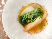 気仙沼産吉切鮫の尾びれと、花にらや水蓮菜、広東白菜といった中国野菜を上湯スープで蒸し上げています。上質な上湯が染み渡るふかひれとともに、野菜の旨みが加わった滋味深いスープが楽しめます。
