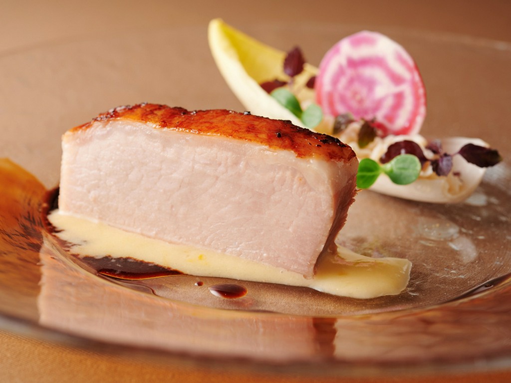 しっとり柔らく火入れしたイベリコ豚にレモンの香りを添えて。『檸檬煎白肉』