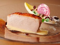 肉質のよいイベリコ豚は、低温で8時間ほど火を入れてジューシーに仕上げ、表面に醤油を塗って焼き付けることにより香ばしさを出しています。腐乳の加えたレモンのソースと黒酢と添えています。