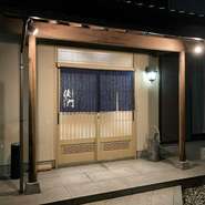 【佳門】は、南海本線「松ノ浜」駅徒歩1分の好立地にあるお好み焼き、焼きそばなどの粉物を中心とした鉄板焼き店。住居兼店舗形式の戸建てで、一見お店には見えない隠れ家的な存在です。