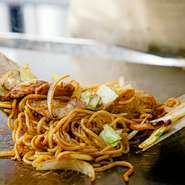 生麺を使用し、「風味が違う」と通を唸らせているのが【佳門】の『焼きそば』。熟成豚肉を中心としたシンプルな具材と風味豊かな麺に、ちょっぴりスパイシーかつフルーティーなソースがよく合います。