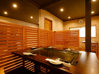 全席鉄板付きテーブル席だから熱々を堪能できる