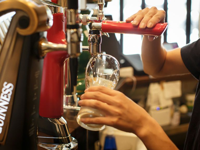 本場のアイリッシュパブのような居心地のよさを演出