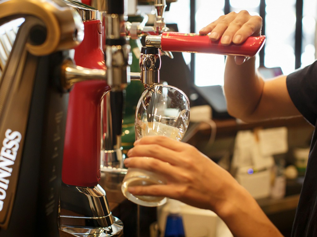 本場のアイリッシュパブのような居心地のよさを演出