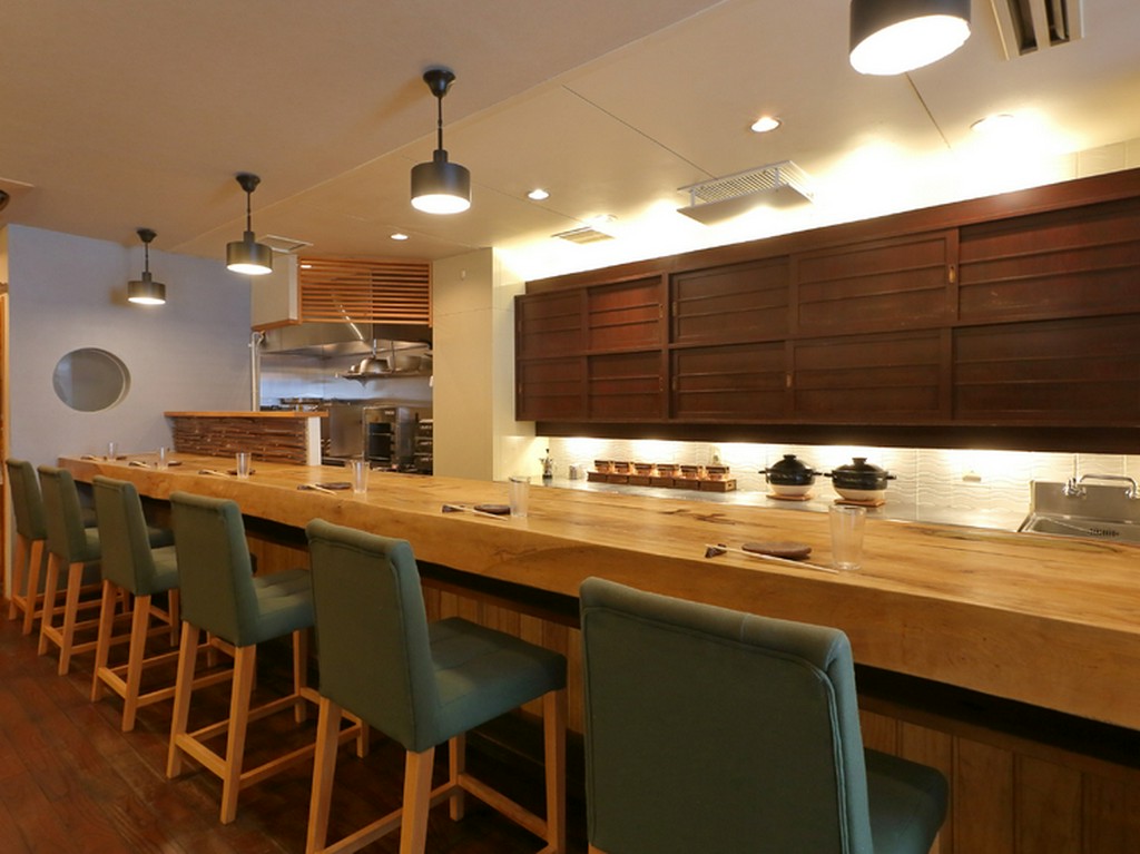 カウンター席で過ごす、粋なお1人さま