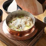 特注の釜に収められたのは、海山の幸と炊き立てご飯。ふっくら香り豊かな釜飯は【創作料理　KIRAKU】が誇る、名物メニューです。