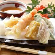 季節の素材を揚げた天婦羅に、手間暇かけ柔らかく煮込んだ角煮など、気軽に楽しめる一品料理も用意。九州の焼酎や辛口の日本酒で、食材をより味わい深く堪能できます。