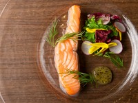 シェフの技が光るスペシャリテ『サーモンのミキュイ　甘酸っぱいルバーブのソースで』