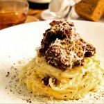 たっぷりの赤ワインで煮込んだ仔羊を芳醇で甘いソースの『仔羊の煮込みカーチョエペペ』