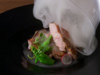 こんがりと焼いた豚肉を瞬間燻製させることにより旨味と香りを閉じ込めました。
大2,300円/小1,800円
