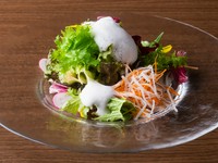 色とりどりの野菜を自家製のドレッシングと酸味の効いた泡のソースで合わせてお召し上がりください。