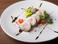 『ガランティーヌ』とは、鶏肉や鴨肉、鳩肉などに詰め物を敷き筒状に巻き込み、しっとりと蒸して火を入れ冷やした料理です。