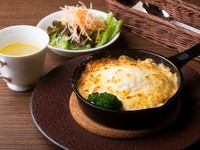 スパイシーなドライカレーに温泉卵とたっぷりチーズで濃厚な味わい！